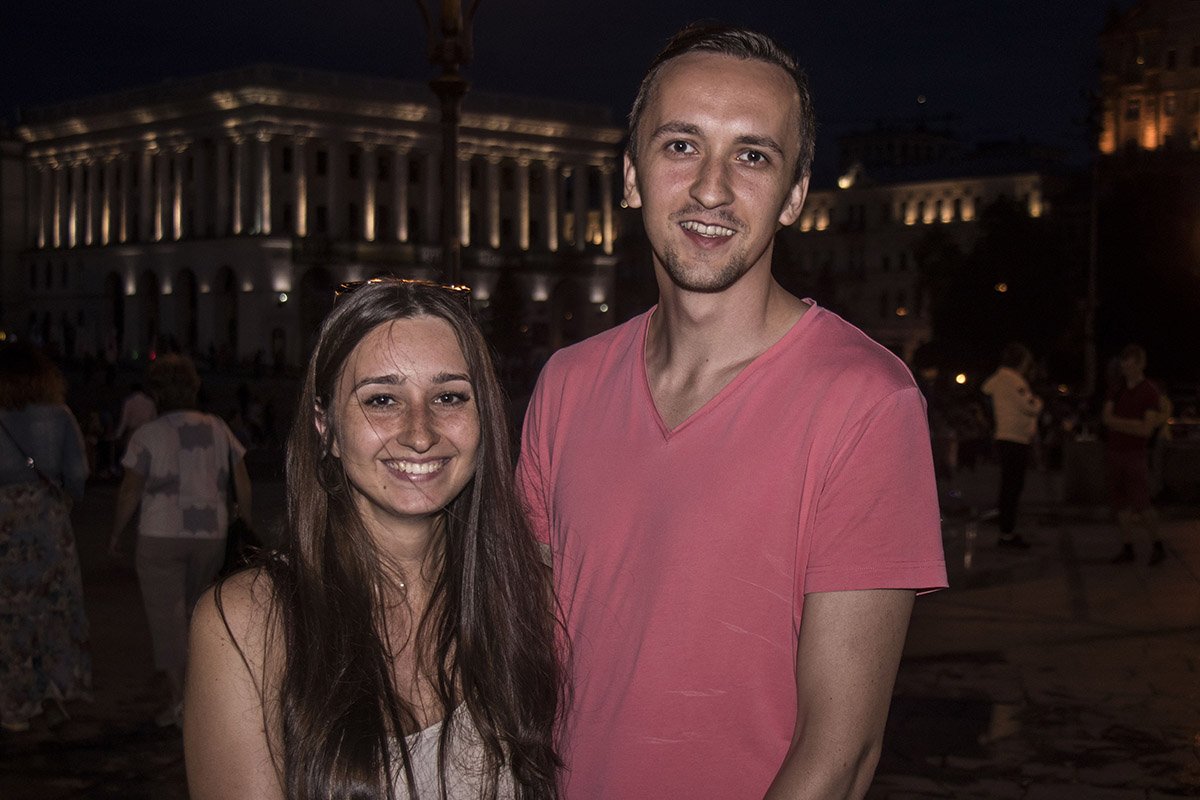 Влюбленные глаза пар видно даже в толпе