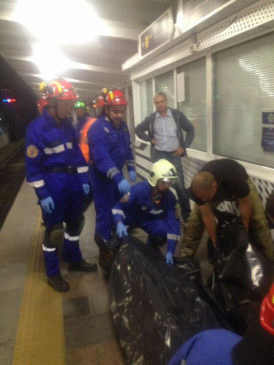 Дежурные отделения отряда горно-спасательных и аварийно-спасательных работ ГП МРЦ деблокировали тело погибшего мужчины из-под поезда Дежурные отделения отряда горно-спасательных и аварийно-спасательных работ ГП МРЦ деблокировали тело погибшего мужчины из-под поезда