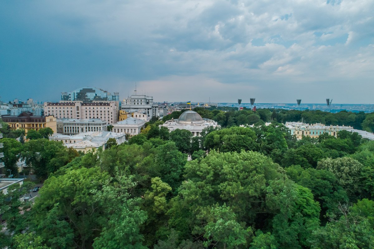 Проводят ремонтные работы купола здания