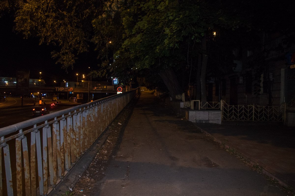 Возле Индустриального моста во дворах произошло ДТП с участием неадекватного водителя