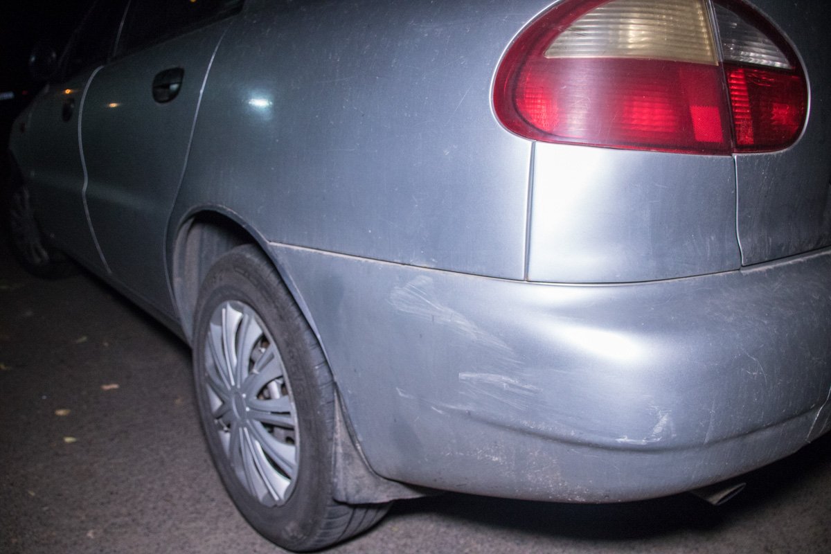 Он задел припаркованные Daewoo и Nissan