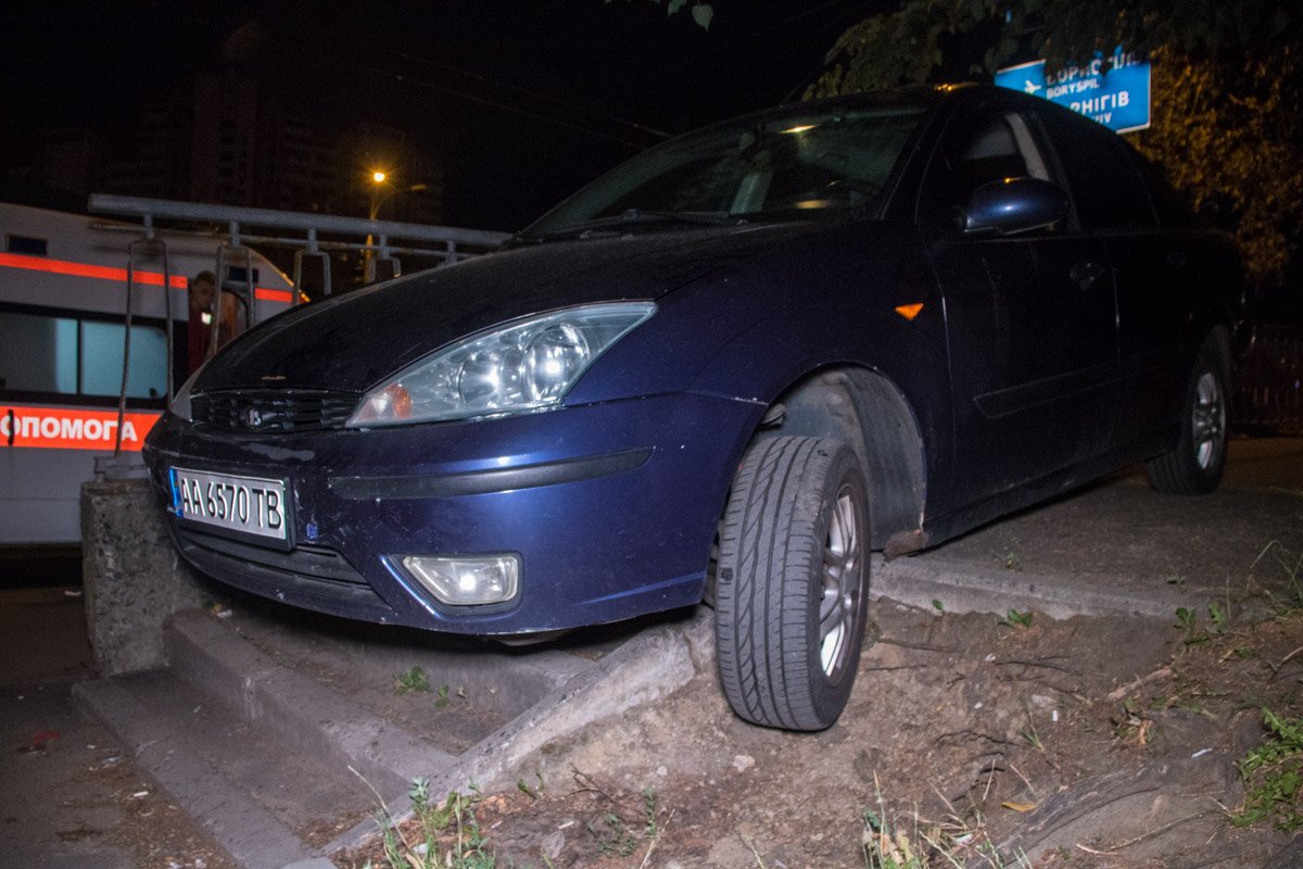 После инцидента водитель пытался скрыться, но повис на ступеньках тротуара