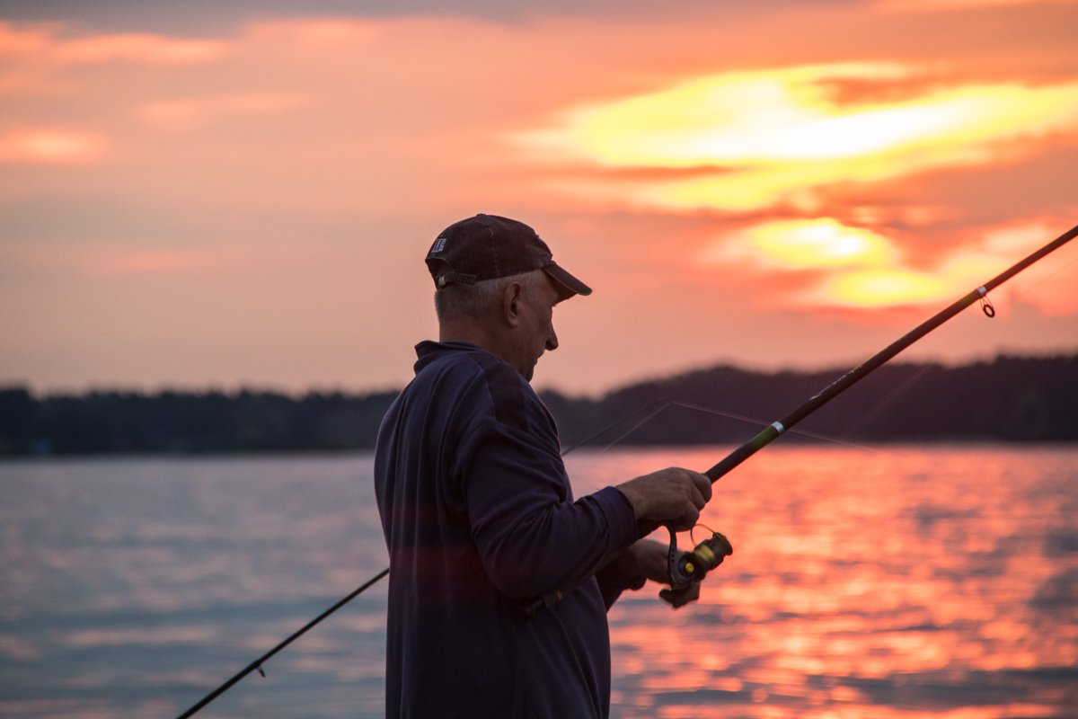 Первое солнышко встречают рыбаки на берегу