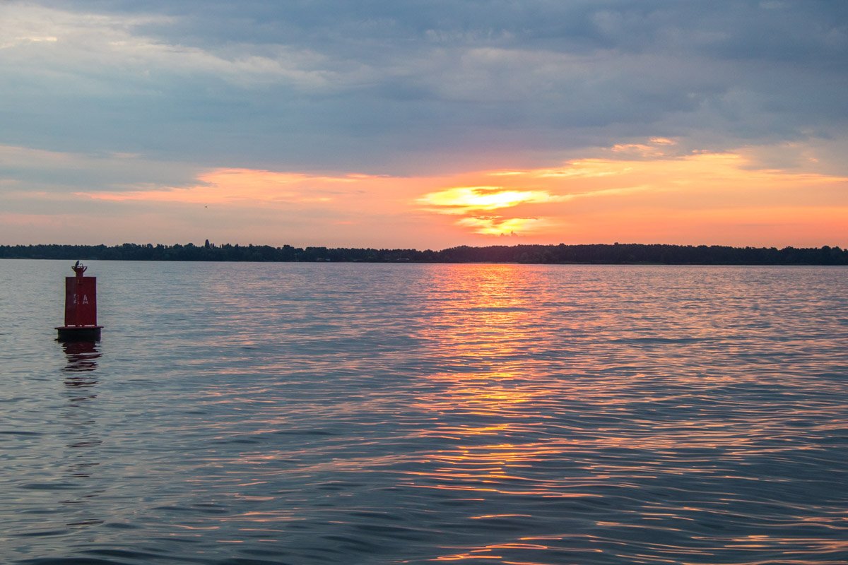 Солнечная дорожка отражается в воде