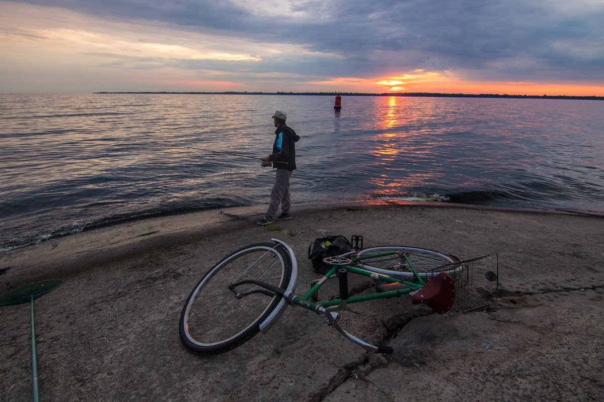 Рыболовы занимаются своим делом, а день только начинается
