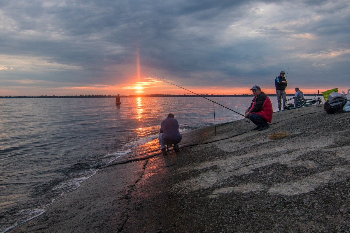 Порыбачить и встретить рассвет собралось много людей