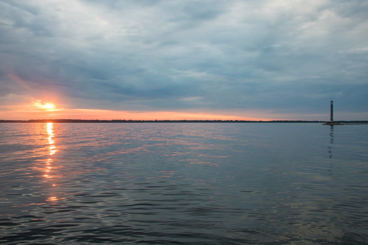 Синяя гладь воды искрится на солнце