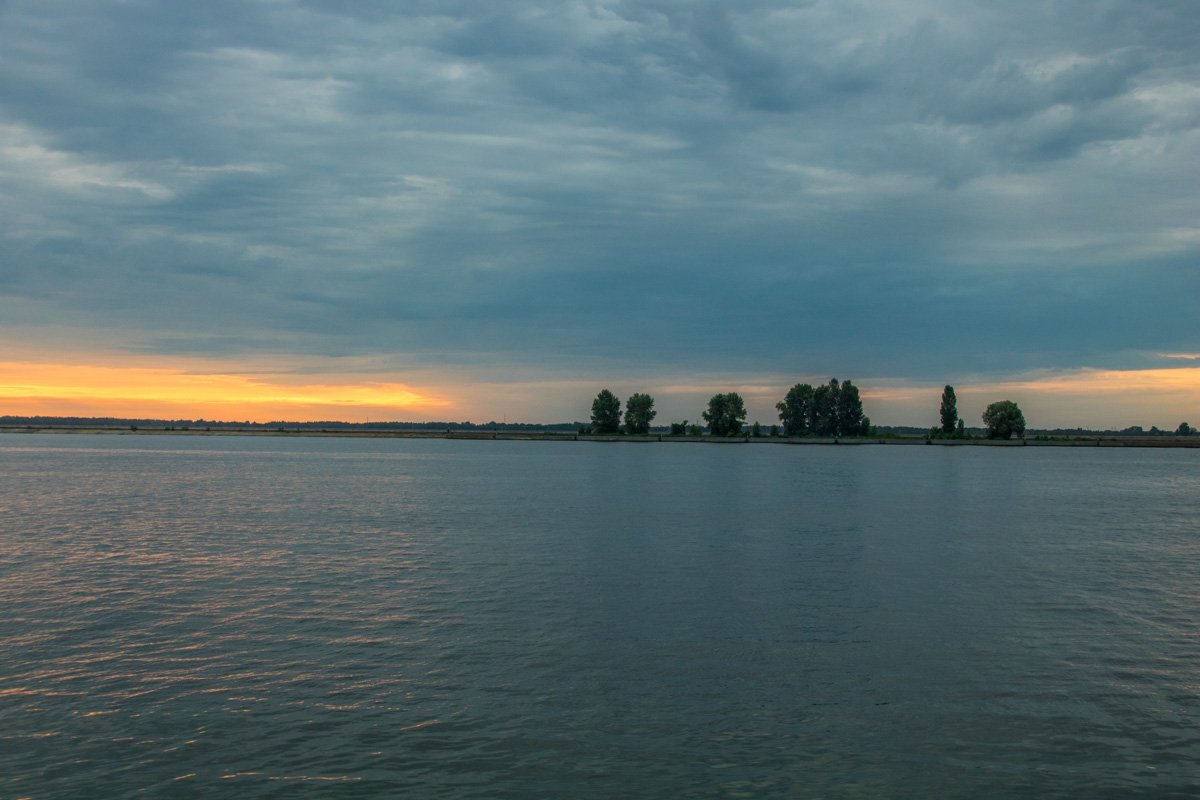 Всюду светлеет, а голубое небо сливается с водой