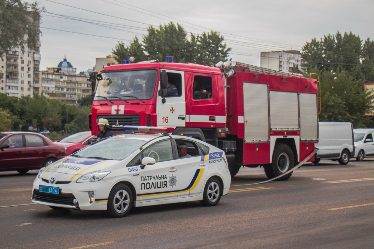 Из-за аварии в "Таврии" повредился бензобак, по дороге разлилось топливо