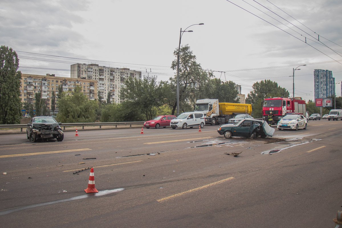 Обе машины развернуло, они практически перекрыли несколько полос движения