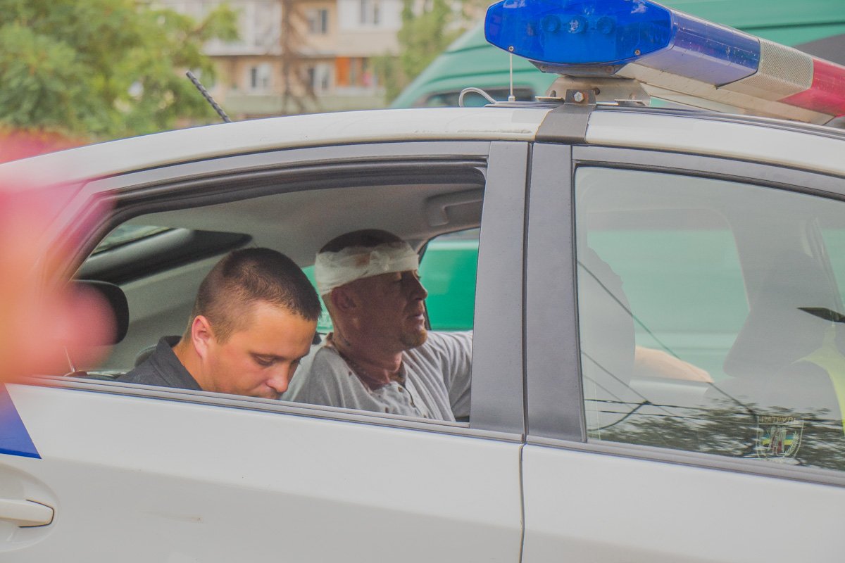 Владелец "Таврии" также пострадал, у него разбита голова