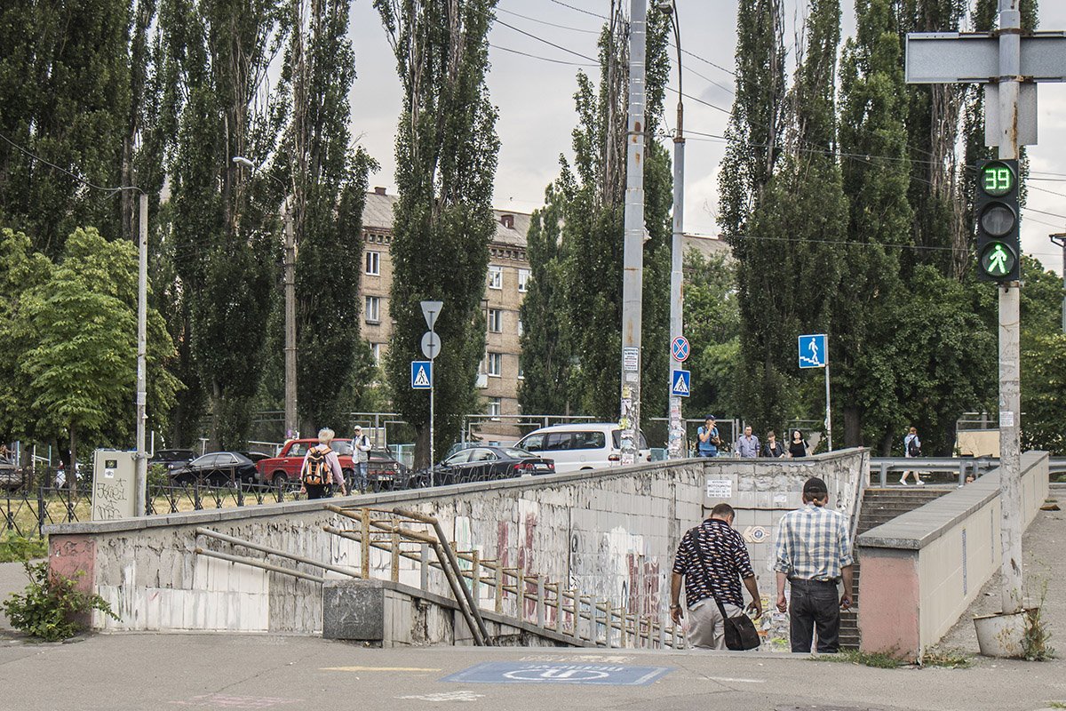 На подходе к переходу уже видно его плачевное состояние