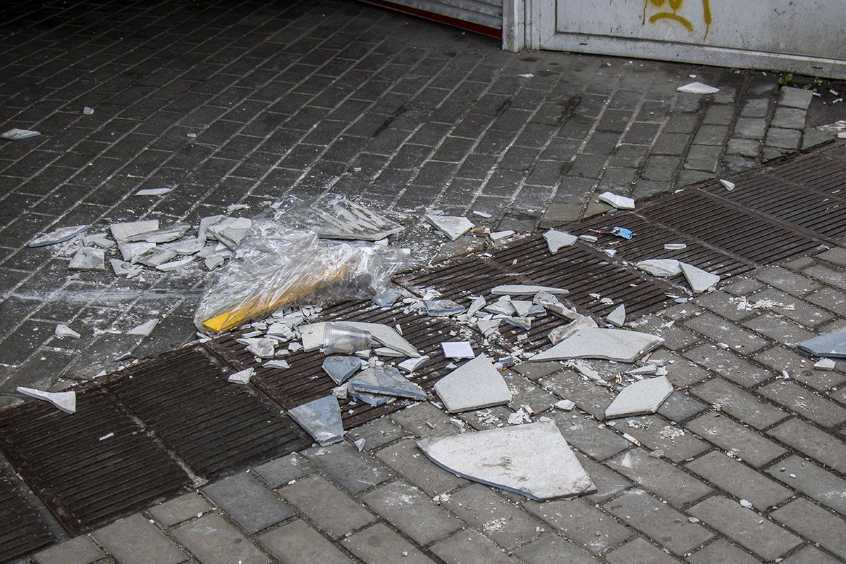 Все, что упало с потолка, томно валяется под ногами прохожих