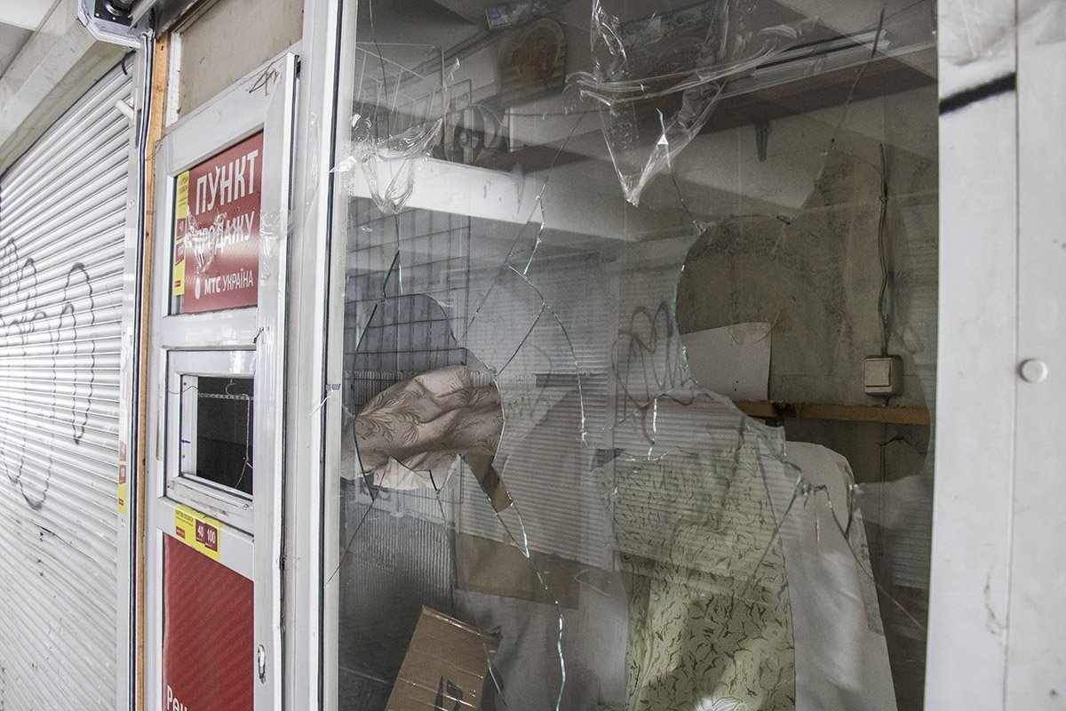 Над витринами кто-то от души поиздевался 