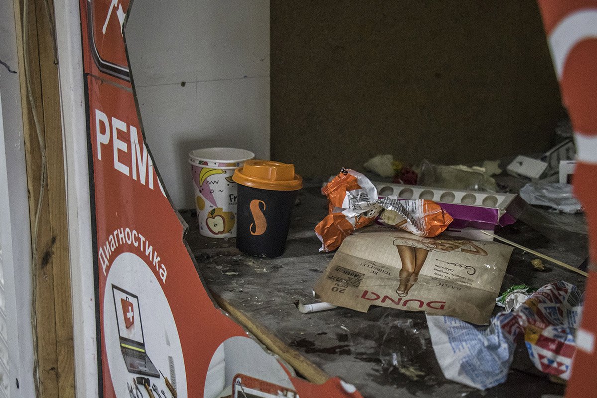 Весь переход усыпан мусором 