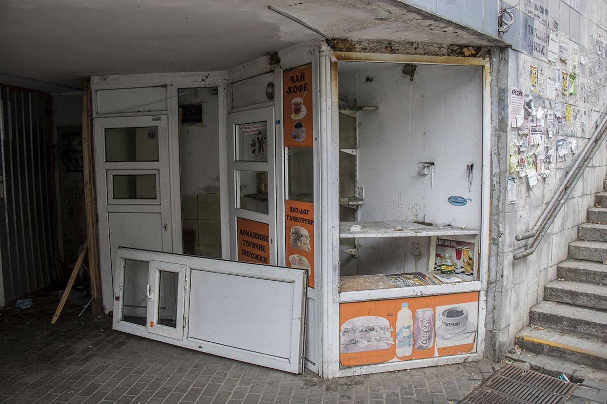 Но тут даже лоток с едой брошен на произвол 