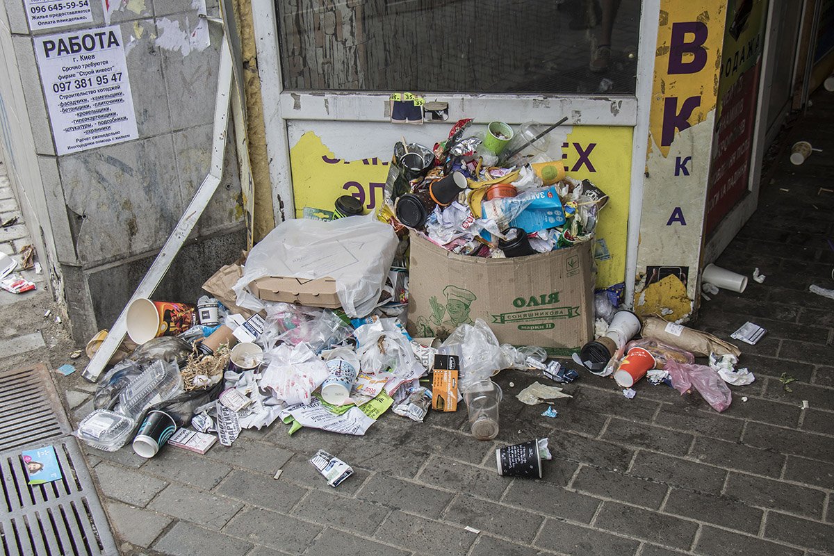 Сказать, что это место популярное, поэтому тут так грязно и не успели убрать.... так нет же