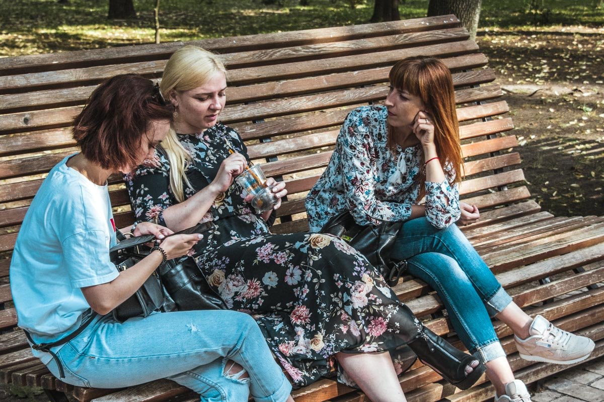 Есть такие вещи, которые мужчинам не понять. Поэтому девчачьи разговоры "ни о чем и обо всем на свете" - это особый вид релакса