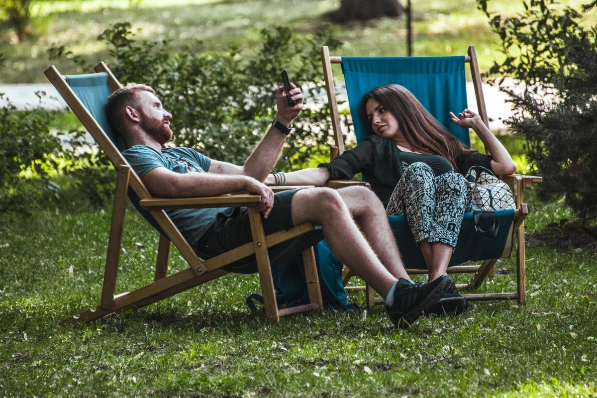 Мы сидели и болтали: она о любви, а я ногой