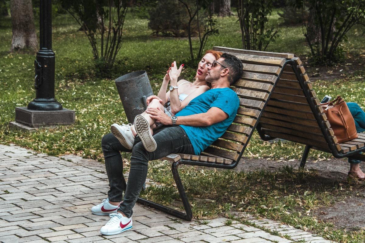 Например, вот так, закинув ноги и болтая ни о чем!