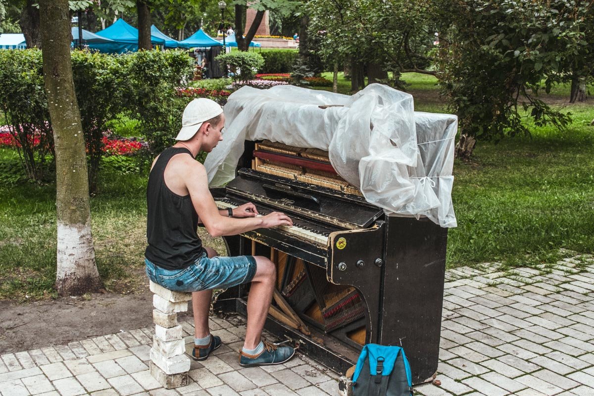 В парке даже стоит музыкальный инструмент, можно прийти и поиграть