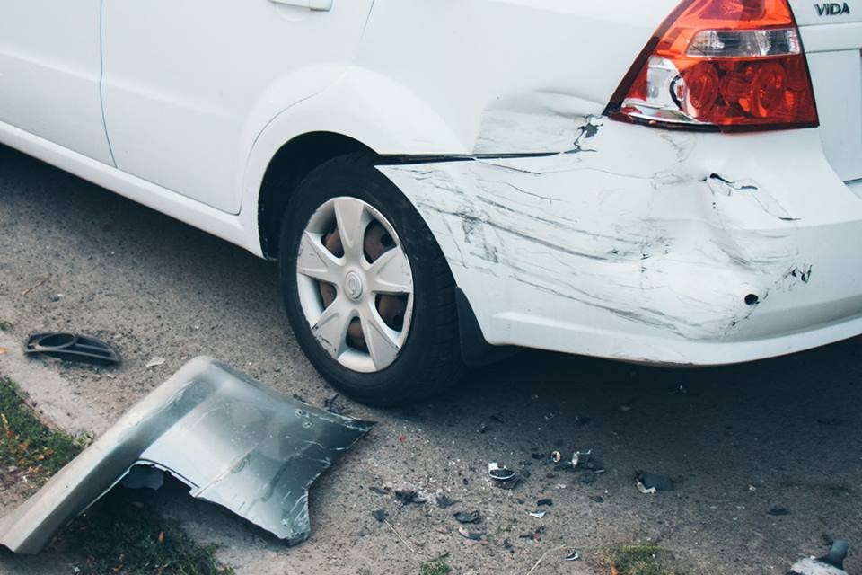 Больше пострадала задняя часть машины