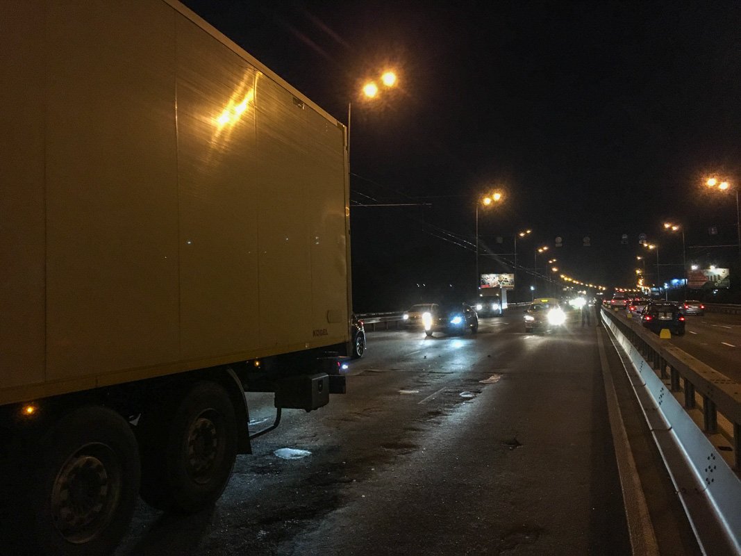 На Северном мосту произошло ДТП с участием габаритного транспорта и легкового авто