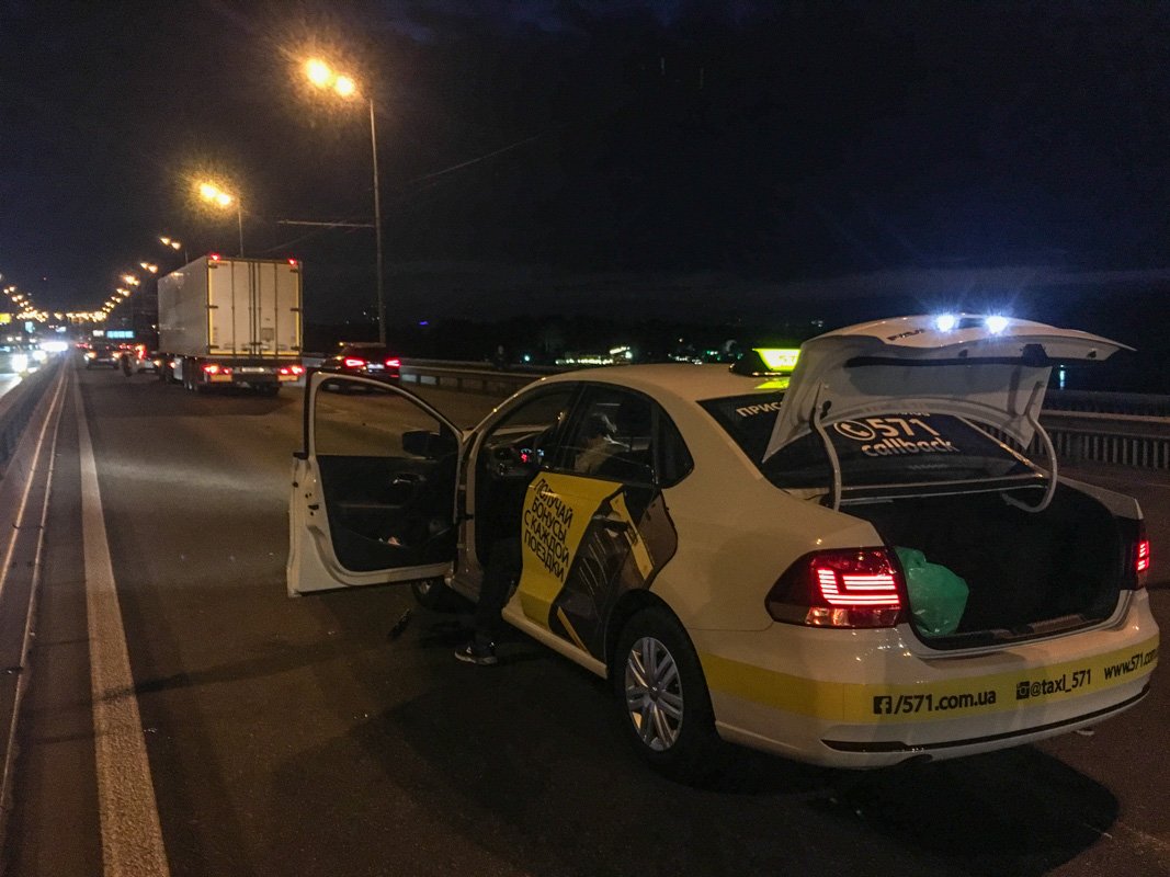 Таксист вез пассажиров