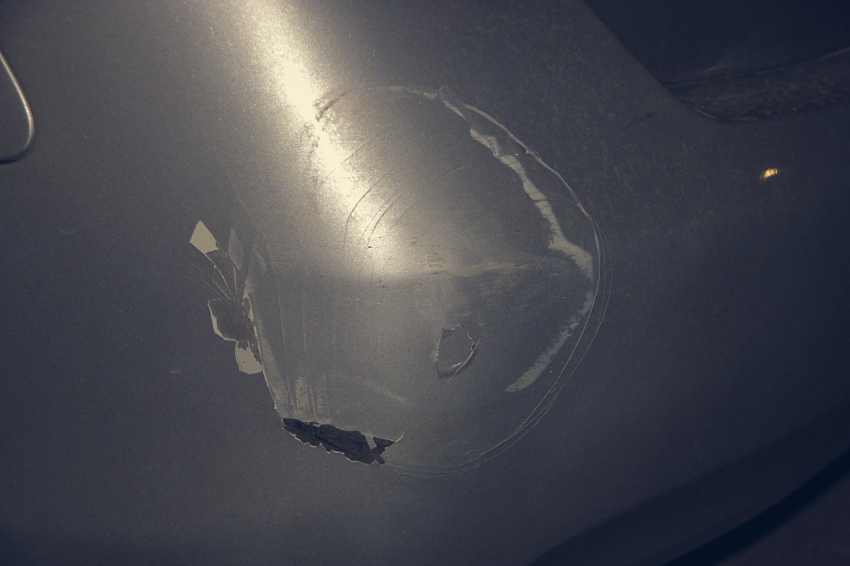 Причину конфликта объяснил сам стрелявший. Двое мужчин в нетрезвом состоянии били его автомобиль Причину конфликта объяснил сам стрелявший. Двое мужчин в нетрезвом состоянии били его автомобиль