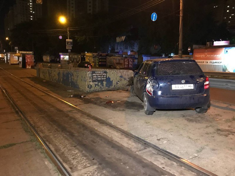 Возле станции метро "Черниговская" таксист с пассажиром на Skoda влетели в отбойник