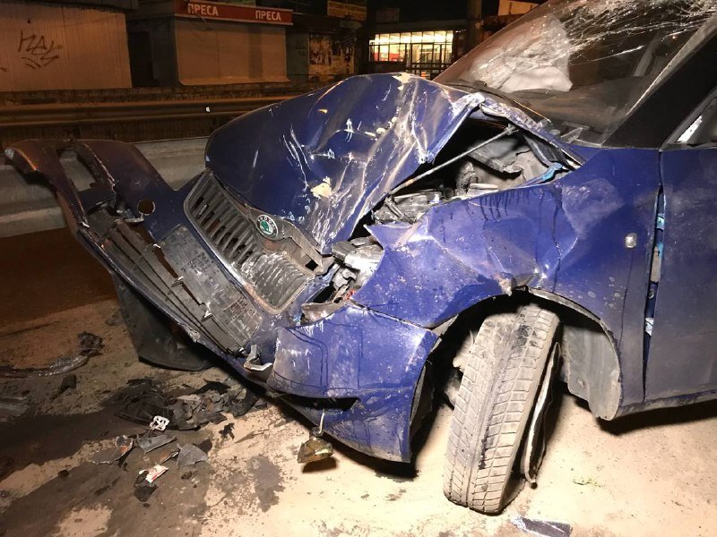 Не заметив отбойник, водитель влетел в преграду. От удара машина перевернулась на левый бок