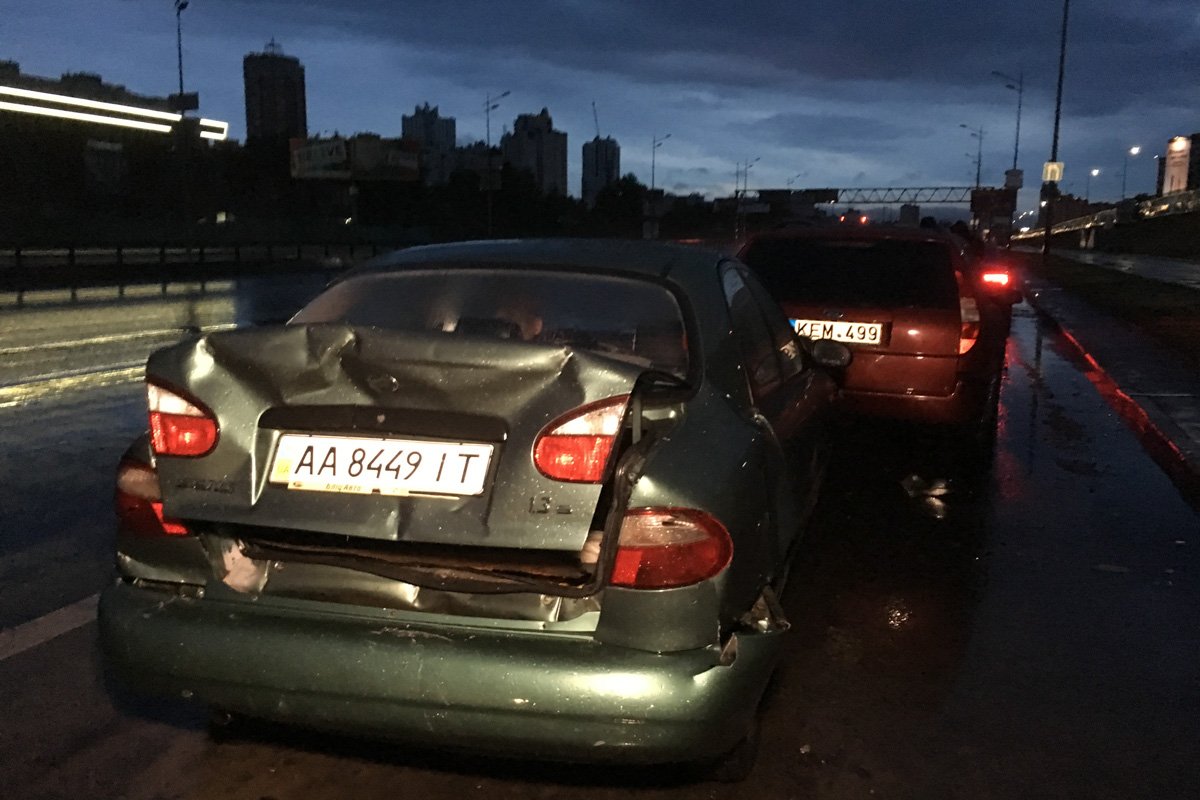  Один из водителей утверждает, что во всем виновата большая лужа, которая образовалась на дороге из-за ливня