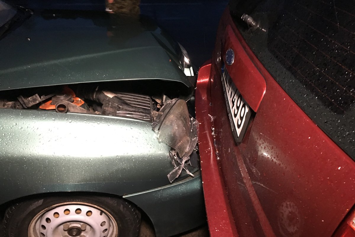 От удара об Daewoo "немца" откинуло на обочину и в столб