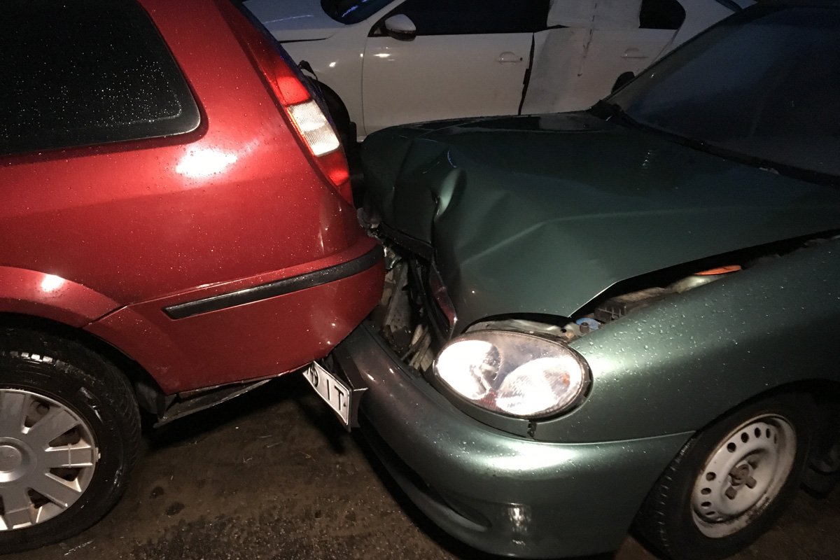 Sens отлетел вперед и, в свою очередь, ударил впереди стоящий Ford