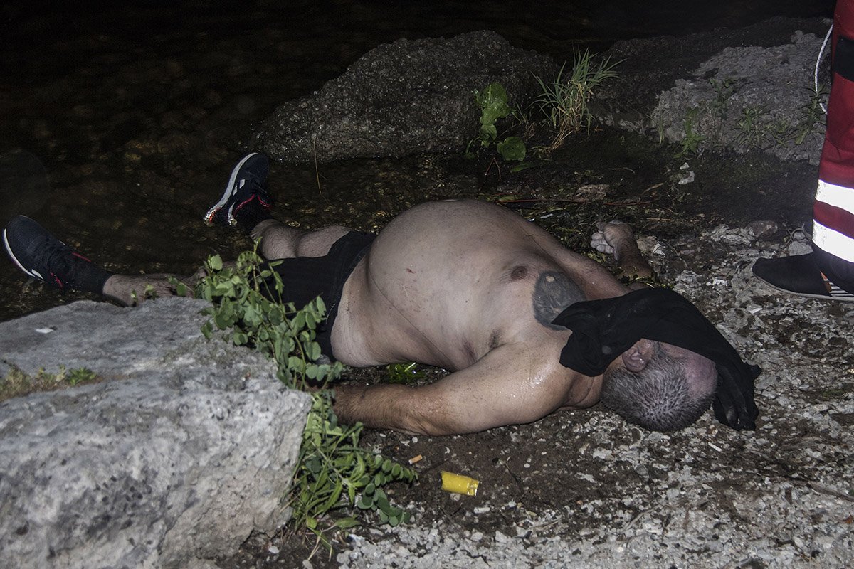 На вид ему было 50-55 лет. Из одежды на погибшем были только плавки и кроссовки