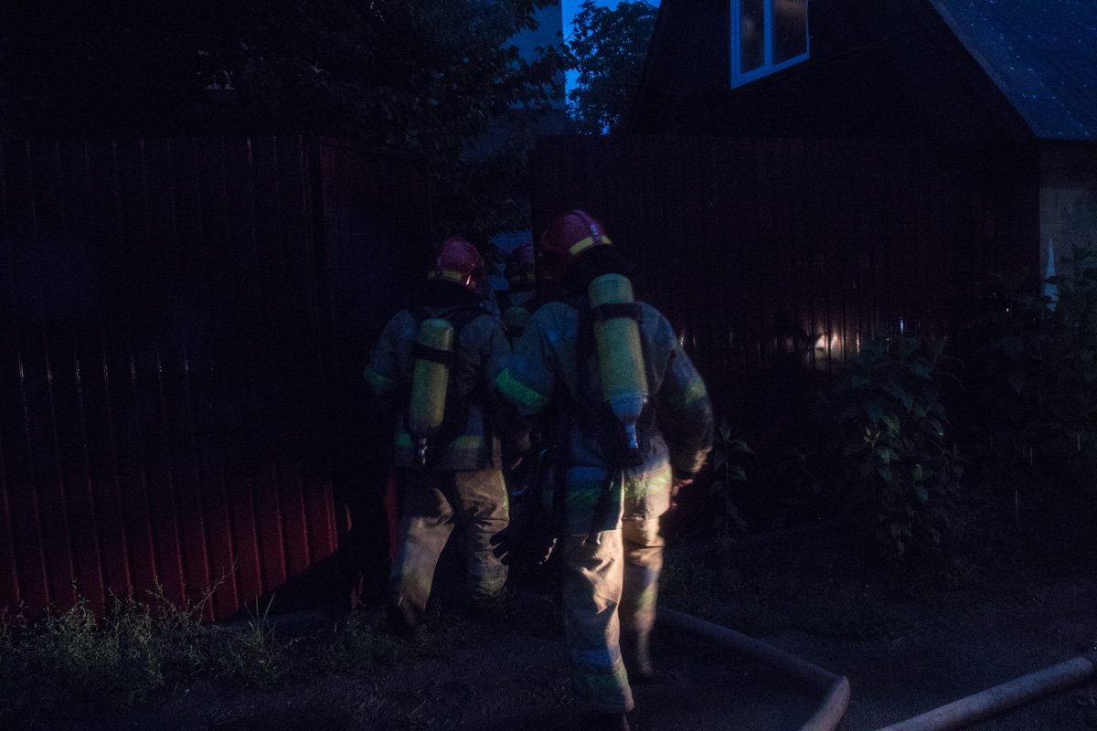 Предварительно, причиной возгорания стала молния, которая ударила в дымоход дома