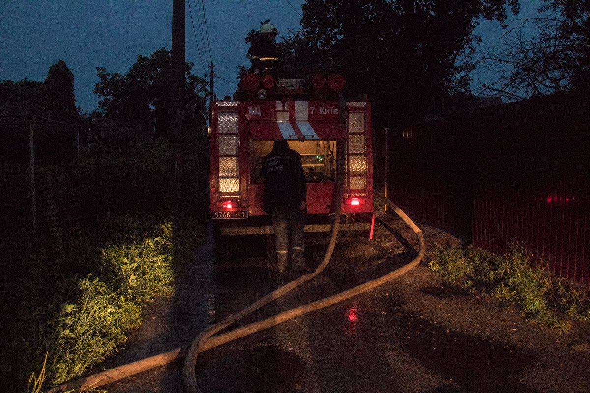 На месте работали пожарные, а также дежурили медики и полиция
