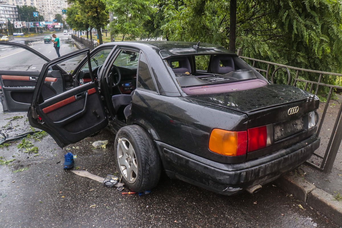 По неизвестной причине автомобиль выехал на полосу встречного движения и врезался в столб, потом снес ограждение, дерево По неизвестной причине автомобиль выехал на полосу встречного движения и врезался в столб, потом снес ограждение, дерево