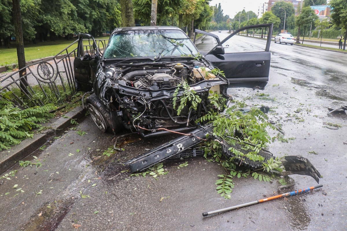 После этого машину отбросило на противоположную сторону дороги, а затем снова на встречку После этого машину отбросило на противоположную сторону дороги, а затем снова на встречку