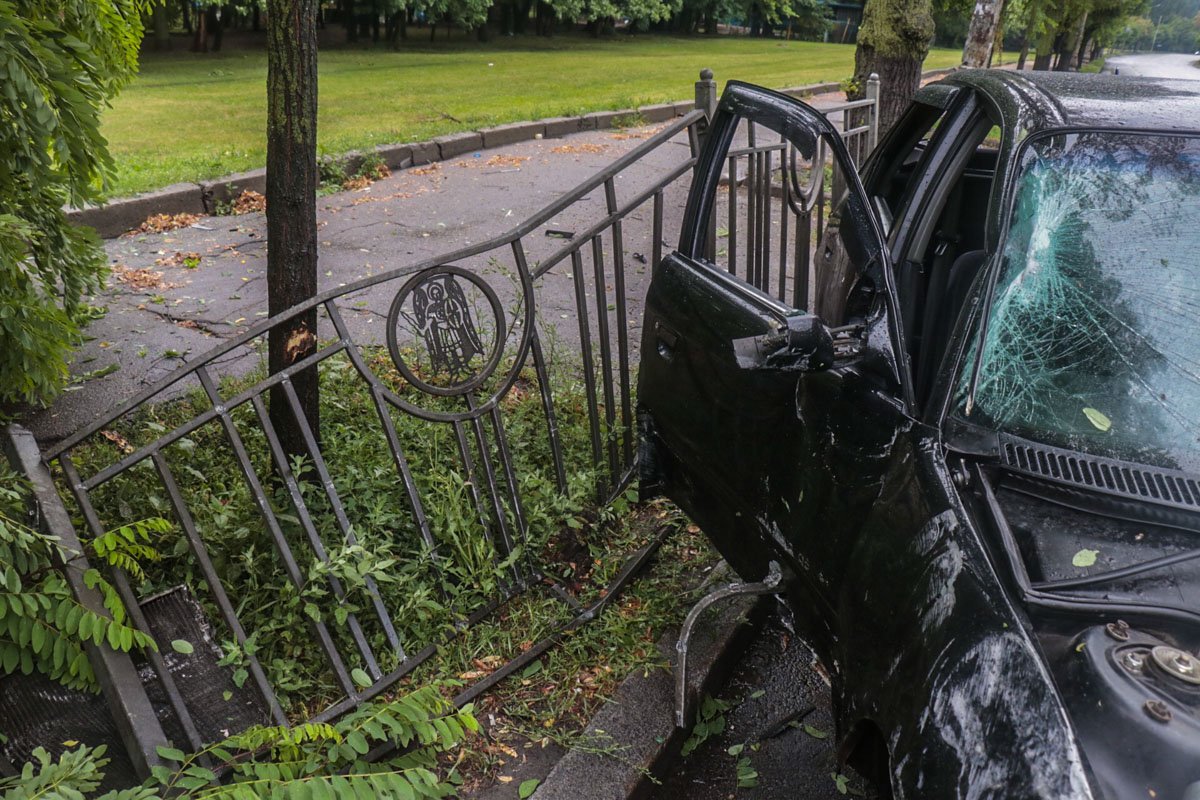 Сама Audi получила серьезные повреждения. Ее капот лежит за пределами тротуара Сама Audi получила серьезные повреждения. Ее капот лежит за пределами тротуара