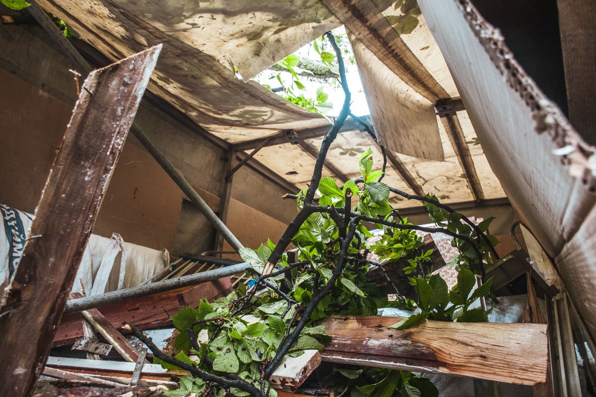 Ветки прорвали тент 