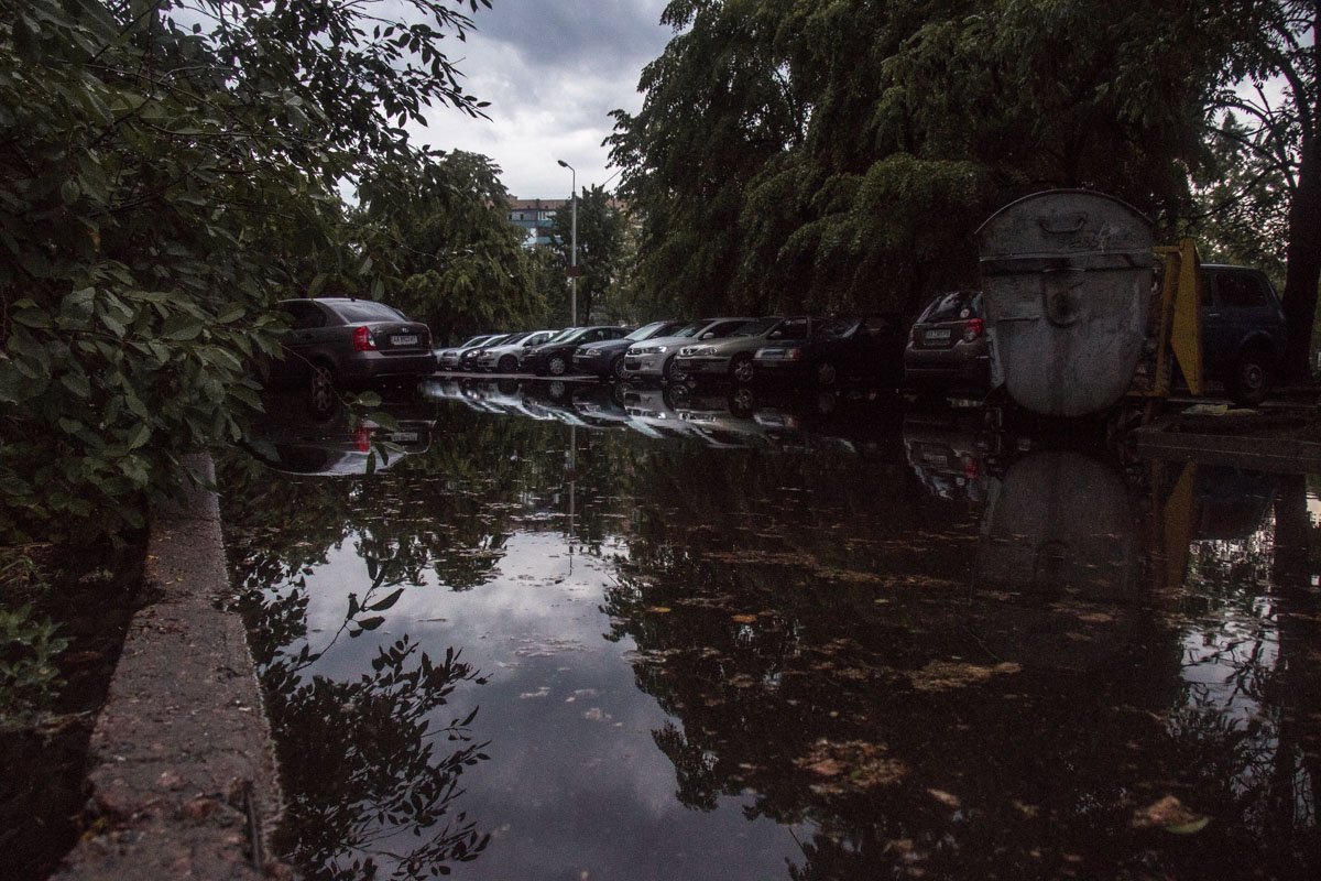Глубокие лужи во дворах перекрывали доступ к авто Глубокие лужи во дворах перекрывали доступ к авто