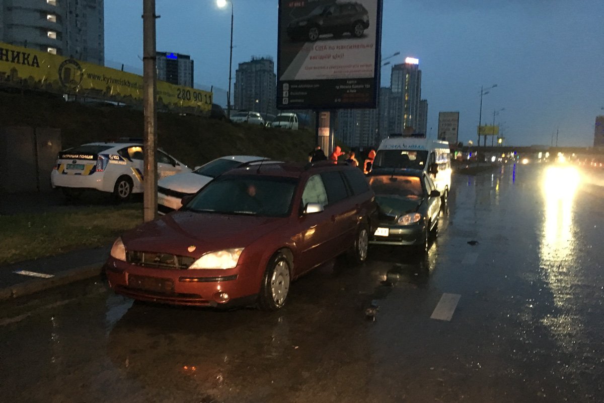 В Киеве из-за лужи на дороге Volkswagen протаранил два авто В Киеве из-за лужи на дороге Volkswagen протаранил два авто
