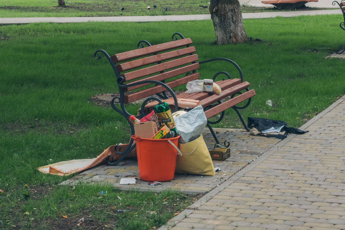 Несмотря на то, что сквер приводят в порядок, не все привыкли убирать после себя 