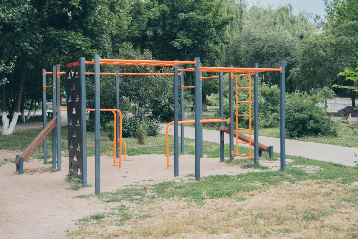 Теперь здесь можно заниматься спортом на новеньких конструкциях 