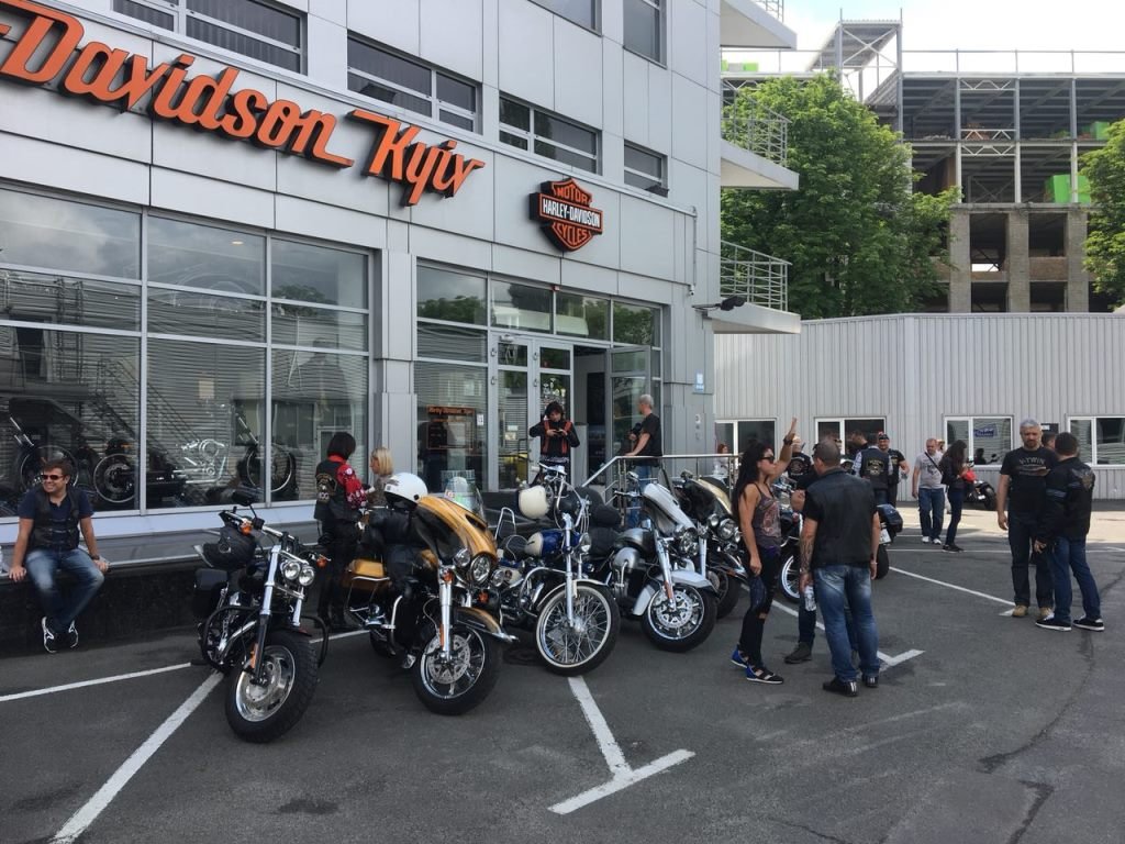 Начали собираться мотоциклисты у мотосалона Harley Davidson по адресу проспект Победы, 67 Начали собираться мотоциклисты у мотосалона Harley Davidson по адресу проспект Победы, 67