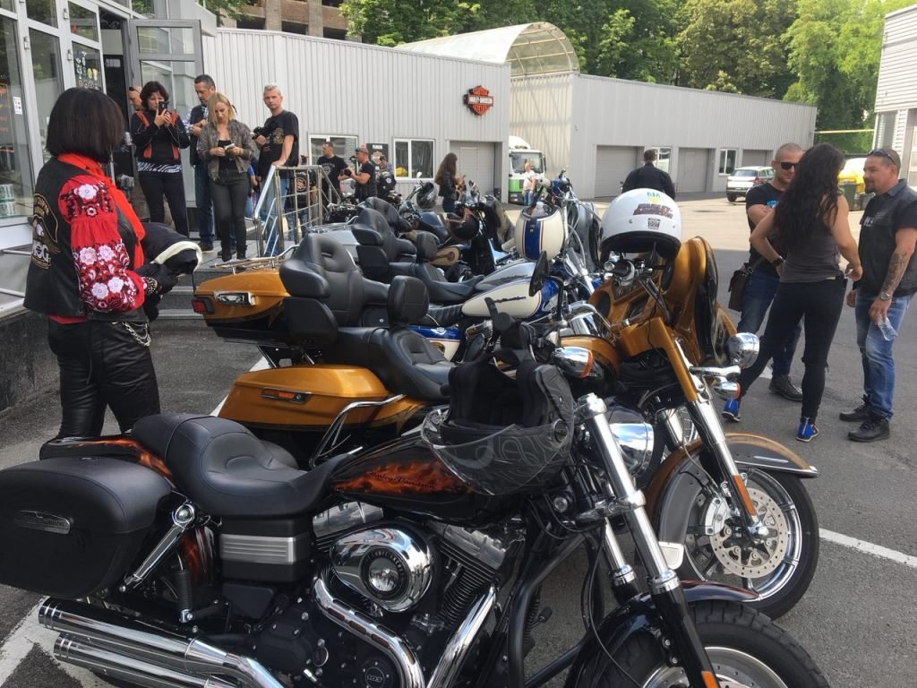 Рассматривать каждую деталь шикарных байков Рассматривать каждую деталь шикарных байков