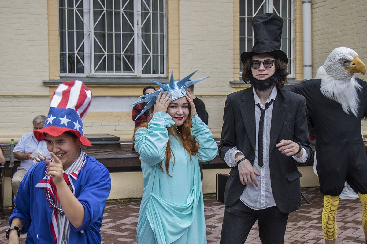 На праздник прибыл Авраам Линкольн 