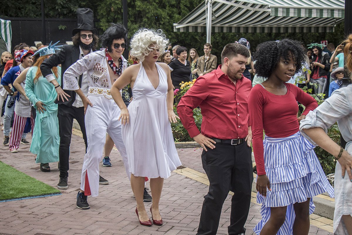 Мерлин и Элвис покажут, как нужно двигать бедрами 