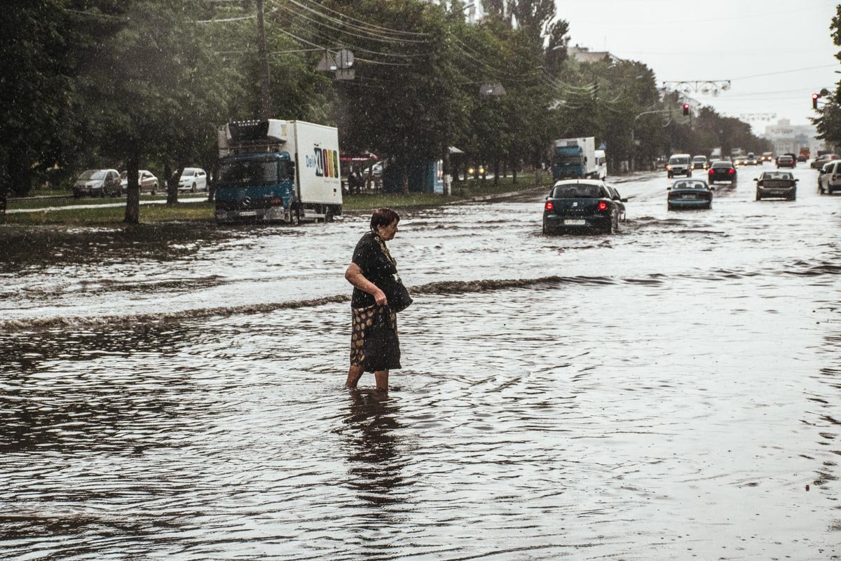 Чтобы перейти дорогу придется намочить ноги
